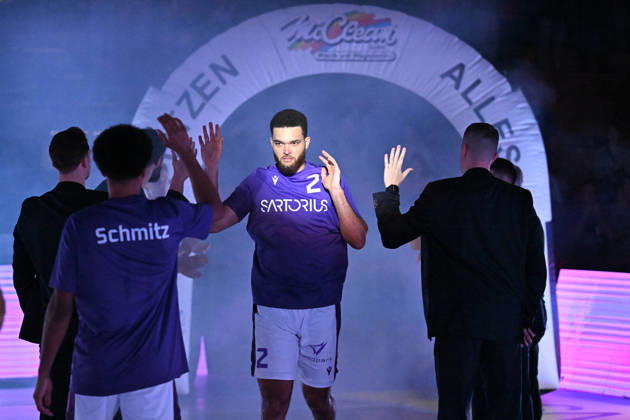 BG Göttingen vs. SBB Börde Baskets Wolmirstedt, October 4, 2026, Göttingen Basketball 2nd Bundesliga, ProA, BG Göttingen vs. SBB Börde Baskets Wolmirstedt, Matchday 3, Sparkassen Arena; Zac Watson walks through a guard of honor during warm-ups in Göttingen, Lower Saxony, Germany
