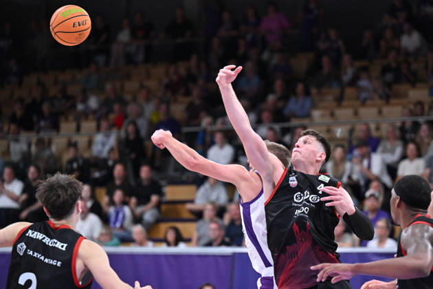 BG Göttingen vs. SBB Börde Baskets Wolmirstedt, October 4, 2026, Göttingen Basketball 2nd Bundesliga, ProA, BG Göttingen vs. SBB Börde Baskets Wolmirstedt, Matchday 3, Sparkassen Arena—Brock Boone Gardner (right); SBB Börde Baskets Wolmirstedt battles for the ball with Mathis Mönninghoff (left) and BG Göttingen—Göttingen, Lower Saxony, Germany