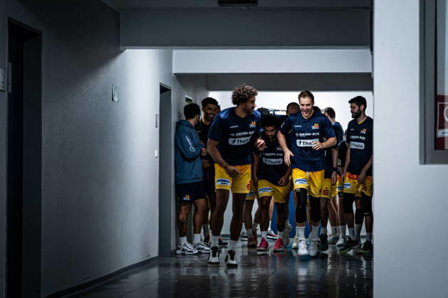 easyCredit BBL Phoenix Hagen vs. SKYLINERS Frankfurt, Hagen, October 4, 2026, Ischelandhalle Hagen: Bjarne Kraushaar (4), Phoenix Hagen, PG, and Marvin Omonigho Omuvwie (11), Phoenix Hagen, PF, run out of the locker room. easyCredit BBL Phoenix Hagen vs. SKYLINERS Frankfurt, Hagen, October 4, 2026, Ischelandhalle Hagen Copyright: xBEAUTIFULxSPORTS Piepenstockx