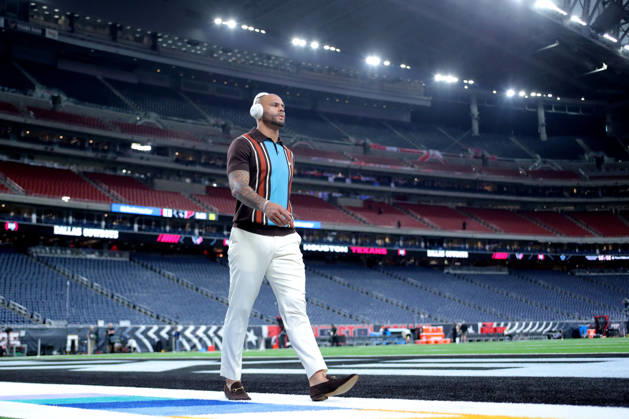 October 4, 2026, Houston, Texas, U.S: Dallas Cowboys quarterback Dak Prescott (4) walks around the field prior to the NFL, American Football Herren, USA regular season game against the Houston Texans in Houston, TX on October 4, 2026. Houston U.S - ZUMAw137 20261004_aap_w137_005 Copyright: xErikxWilliamsx