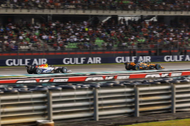 4th October 2026; Sepang IC, Kuala Lumpur, Malaysia; Formula 1, Bahrain Grand Prix, Race Day; McLaren Mastercard F1 Team driver Oscar Piastri of Australia, Visa Cash App Racing Bulls Formula One Team driver Liam Lawson of New Zealand during the race StephenxBlackberry