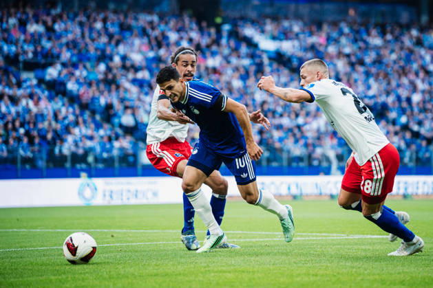 Friendly Match: Hamburger SV vs. FC Copenhagen, October 4, 2026; Mohamed Elyounoussi (FC Copenhagen), No. 10, vs. Miro Muheim (Hamburger SV), No. 28; Soccer; Friendly Match: Hamburger SV vs. FC Copenhagen on October 4, 2026, at the Volksparkstadion, Hamburg DFL REGULATIONS PROHIBIT ANY USE OF PHOTOGRAPHS AS IMAGE SEQUENCES AND OR QUASI-VIDEO Copyright: xBEAUTIFULxSPORTS Tonhäuserx