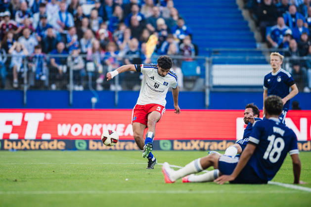 Friendly Match: Hamburger SV vs. FC Copenhagen, October 4, 2026. Martin Adeline (Hamburger SV), No. 5, misses a great scoring opportunity. Soccer, Friendly Match: Hamburger SV vs. FC Copenhagen on October 4, 2026, at the Volksparkstadion, Hamburg DFL REGULATIONS PROHIBIT ANY USE OF PHOTOGRAPHS AS IMAGE SEQUENCES AND OR QUASI-VIDEO Copyright: xBEAUTIFULxSPORTS Tonhäuserx