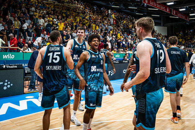 easyCredit BBL Phoenix Hagen vs. SKYLINERS Frankfurt, Hagen, October 4, 2026, Ischelandhalle Hagen: SKYLINERS Frankfurt celebrating, with Jamie Edoka 0 at the forefront, SKYLINERS, SG easyCredit BBL Phoenix Hagen vs. SKYLINERS Frankfurt, Hagen, October 4, 2026, Ischelandhalle Hagen Copyright: xBEAUTIFULxSPORTS Piepenstockx