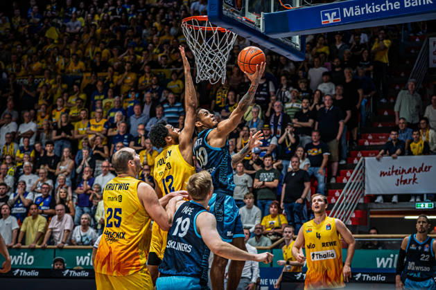 easyCredit BBL Phoenix Hagen vs. SKYLINERS Frankfurt, Hagen, October 4, 2026, Ischelandhalle, Hagen: Tyler Polley (12), Phoenix Hagen, SF, attempts to block Judah Mintz (10), SKYLINERS, SG. easyCredit BBL Phoenix Hagen vs. SKYLINERS Frankfurt, Hagen, October 4, 2026, Ischelandhalle, Hagen Copyright: xBEAUTIFULxSPORTS Piepenstockx