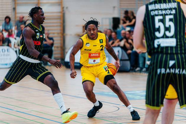 Joshua Bonga Medikamente per Klick Bayreuth, 00 CJ Hines Kreisbau Kirchheim Knights, 02 GER, Kreisbau Kirchheim Knights vs. Medikamente per Klick Bayreuth, Barmer 2 Basketball Bundesliga, Matchday 3, 2026–2027 Season, October 4, 2026 GER, Kreisbau Kirchheim Knights vs. Medikamente per Klick Bayreuth, Barmer 2 Basketball Bundesliga, Matchday 3, 2026–2027 Season, October 4, 2026 Kirchheim and Teck Copyright: xEibner-Pressefoto NinaxSanderx EP_NSR