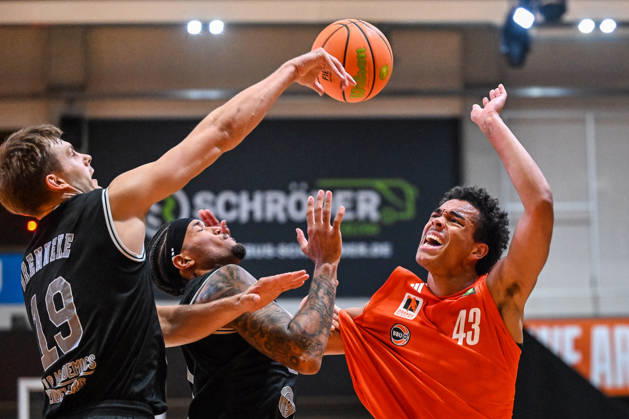 October 4, 2026, GER, Basketball, Men s, 2nd Division ProA, 2026–2027 Season, Matchday 3, OrangeAcademy vs. MHP Academics Heidelberg: Lorenz Brenneke (Heidelberg, 19) and Oskar Humpert (Heidelberg, 22) prevent a basket by Lucas Fischer of OrangeAcademy, 43 Neu Ulm Orange Campus, Bavaria, Germany Copyright: xNordphotox xHafnerx