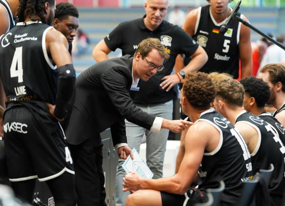 Lars Wendt, head coach of the ETB Miners Essen, speaks with his team during a timeout. GER, ETB Miners Essen vs. RheinStars Cologne, Barmer 2 Basketball Bundesliga, ProA, Matchday 3, 2026–27 season, Sporthalle am Hallo, Essen, October 4, 2026 ETB Miners Essen vs. RheinStars Cologne, ProA, Matchday 3, 2026–27 season, October 4, 2026 Essen Copyright: xEibner-Pressefoto ScottxColemanx EP_SCN