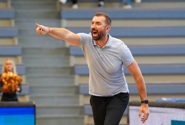 Lars Wendt, head coach of the ETB Miners Essen, gestures during the game between the ETB Miners Essen and the RheinStars Cologne, Barmer 2 Basketball Bundesliga, ProA, Matchday 3, 2026–27 season, at the Sporthalle am Hallo, Essen, October 4, 2026 ETB Miners Essen vs. RheinStars Cologne, ProA, Matchday 3, 2026–27 season, October 4, 2026 Essen Copyright: xEibner-Pressefoto ScottxColemanx EP_SCN