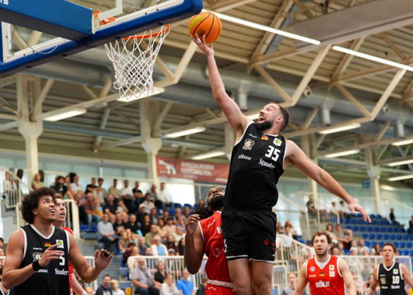 JJ Mann of ETB Miners Essen, 35, drives to the basket and shoots. GER, ETB Miners Essen vs. RheinStars Cologne, Barmer 2 Basketball Bundesliga, ProA, Matchday 3, 2026–27 Season, Sporthalle am Hallo, Essen, October 4, 2026 ETB Miners Essen vs. RheinStars Cologne, ProA, Matchday 3, 2026–27 season, October 4, 2026 Essen Copyright: xEibner-Pressefoto ScottxColemanx EP_SCN