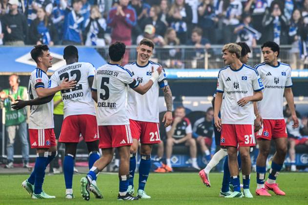 Nicolai Remberg (HSV) scores with a header to make it 2–0 and celebrates with Capaldo, Nicolás, Kofi Amoako, Martin, Adeline, and Louis Lemke; HSV; Germany; Hamburg; Volksparkstadion; soccer; Bundesliga 1; friendly; Hamburger SV; FC Copenhagen