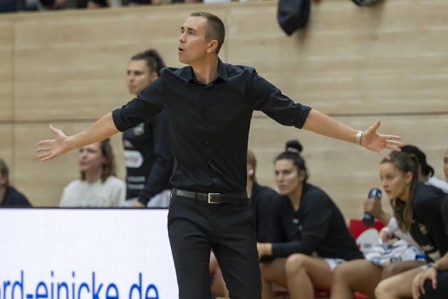 Toyota DBBL 2026 2027 HalFit Lions vs. TK Hannover, Halle Saale, Germany, October 4, 2026. Pictured: Coach Jesper Sundberg of Hannover gesturing, Halle Saale, swh Arena, Saxony-Anhalt, Germany