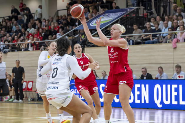 Toyota DBBL 2026–2027: HalFit Lions vs. TK Hannover, Halle Saale, Germany, October 4, 2026. Pictured, from left: Nora Francois (Hannover) and Marta Miscenko (Halle Saale), swh Arena, Saxony-Anhalt, Germany