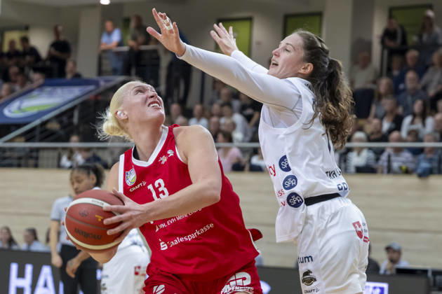 Toyota DBBL 2026–2027 HalFit Lions vs. TK Hannover Halle Saale, Germany, October 4, 2026. Pictured from left: Marta Miscenko (Halle) and Rowena Jongeling (Hannover Halle Saale), swh Arena, Saxony-Anhalt, Germany