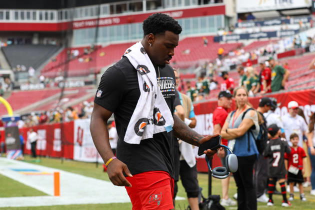 Oct 4, 2026; Tampa, FL, USA; Tampa Bay Buccaneers quarterback Jalon Daniels (10) walking off the field after pregame warms up before his first career NFL, American Football Herren, USA start in the NFL game between the Green Bay Packers and Tampa Bay Buccaneers at Raymond James Stadium. Mandatory Credit: Taylor McFee-Cal Media Tampa USA - ZUMAc04_ 20261004_zma_c04_001 Copyright: xTaylorxMcfeex