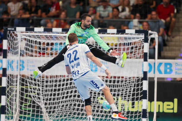 Adam Nyfjaell (TBV Lemgo Lippe), 22, scores with a shot that goes through the legs of Mohamed El Tayar (TVB Stuttgart), 12. GER, TVB Stuttgart vs. TBV Lemgo Lippe, Handball, Opel Handball Bundesliga, Matchday 6, 2026–2027 season, October 4, 2026 GER, TVB Stuttgart vs. TBV Lemgo Lippe, Handball, Opel Handball Bundesliga, Matchday 6, 2026–2027 season, October 4, 2026, Stuttgart Copyright: xEibner-Pressefoto SoerenxHerwegx EP_SHG