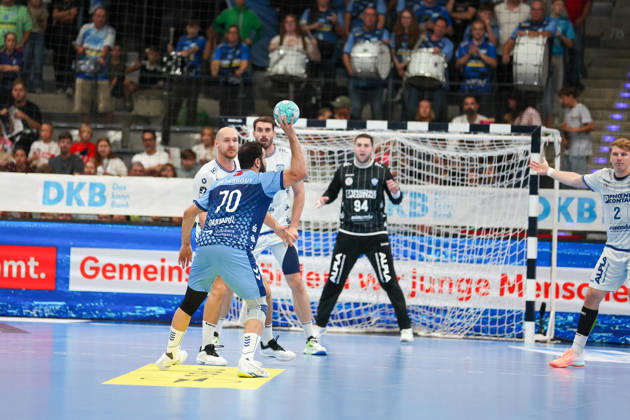 Mohamed Darmoul (TVB Stuttgart, No. 70) makes a pass. GER, TVB Stuttgart vs. TBV Lemgo Lippe, Handball, Opel Handball Bundesliga, Matchday 6, 2026–2027 season, October 4, 2026 GER, TVB Stuttgart vs. TBV Lemgo Lippe, Handball, Opel Handball Bundesliga, Matchday 6, 2026–2027 season, October 4, 2026 Stuttgart Copyright: xEibner-Pressefoto SoerenxHerwegx EP_SHG
