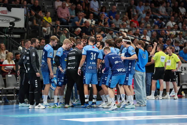 The TVB Stuttgart team during a timeout, GER, TVB Stuttgart vs. TBV Lemgo Lippe, handball, Opel Handball Bundesliga, Matchday 6, 2026–2027 season, October 4, 2026 GER, TVB Stuttgart vs. TBV Lemgo Lippe, Handball, Opel Handball Bundesliga, Matchday 6, 2026–2027 season, October 4, 2026 Stuttgart Copyright: xEibner-Pressefoto SoerenxHerwegx EP_SHG