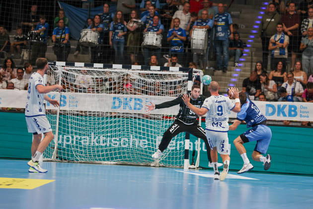 Simone Mengon, TVB Stuttgart, 15 with a shot (GER), TVB Stuttgart vs. TBV Lemgo Lippe, Handball, Opel Handball Bundesliga, Matchday 6, 2026–2027 season, October 4, 2026 GER, TVB Stuttgart vs. TBV Lemgo Lippe, Handball, Opel Handball Bundesliga, Matchday 6, 2026–2027 season, October 4, 2026 Stuttgart Copyright: xEibner-Pressefoto SoerenxHerwegx EP_SHG