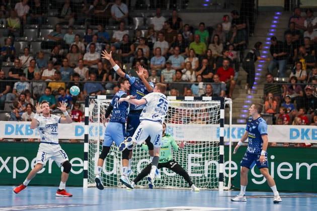 Niels Versteijnen (TBV Lemgo Lippe), 25, passing to Adam Nyfjaell (TBV Lemgo Lippe), 22 (GER), TVB Stuttgart vs. TBV Lemgo Lippe, Handball, Opel Handball Bundesliga, Matchday 6, 2026–2027 season, October 4, 2026 GER, TVB Stuttgart vs. TBV Lemgo Lippe, Handball, Opel Handball Bundesliga, Matchday 6, 2026–2027 season, October 4, 2026 Stuttgart Copyright: xEibner-Pressefoto SoerenxHerwegx EP_SHG