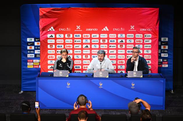 France v Belgium - UEFA Nations League 2026 Media Activities 04 10 2026 PARIS, FRANCE - OCTOBER 04 : Godts Mika forward of Belgium, Van Bommel Mark head coach of Belgium speaking with the media during a pre-match press conference, PK, Pressekonferenz ahead of the UEFA Nations League tournament league phase matchday 4 group A1 match between France and Belgium on October 4, 2026 in Paris, France, 04 10 2026 Paris France  Copyright: xDexVoechtx-xKalutx