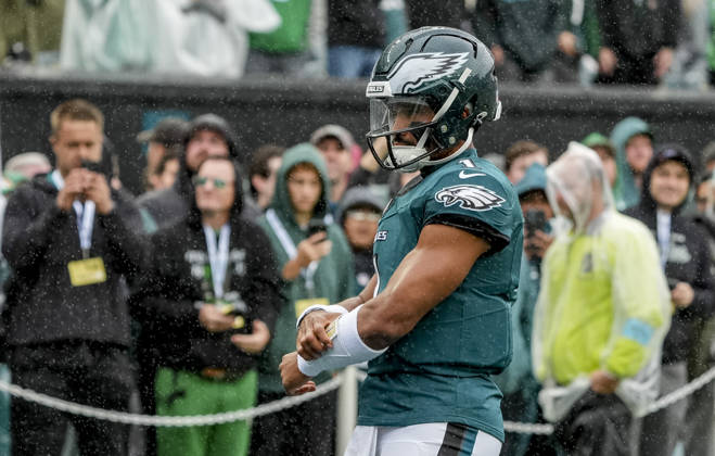 October 4, 2026, Philadelphia, Pa, USA: Oct 4, 2026; Philadelphia, PA, USA; Philadelphia Eagles quarterback Jalen Hurts (1) before the game during warm-ups at Lincoln Financial Field. Mandatory Credit: -Cal Media Philadelphia USA - ZUMAcs17 20261004_faf_cs17_144 Copyright: xScottxSeriox