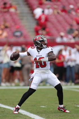 Oct 4, 2026; Tampa, FL, USA; Tampa Bay Buccaneers quarterback Jalon Daniels (10) warms up before his first career start in the NFL, American Football Herren, USA game between the Green Bay Packers and Tampa Bay Buccaneers at Raymond James Stadium. Mandatory Credit: Taylor McFee-Cal Media Tampa USA - ZUMAc04_ 20261004_zma_c04_008 Copyright: xTaylorxMcfeex