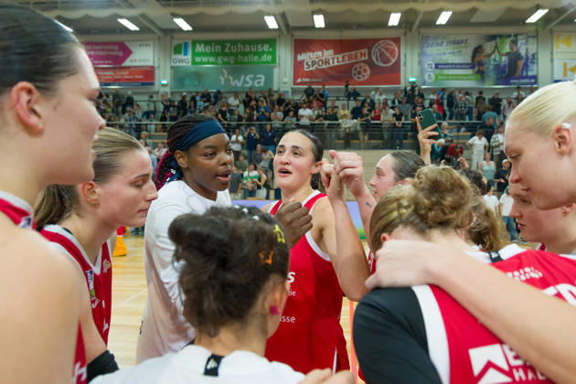 Lions celebrate after their 81-79 home victory; Lions vs. TK Hannover Luchse, Women s Basketball, 1st Bundesliga, DBBL, Matchday 1 of the 2026-27 season, April 10, 2026, SWH Arena, Halle, Saxony-Anhalt, Germany