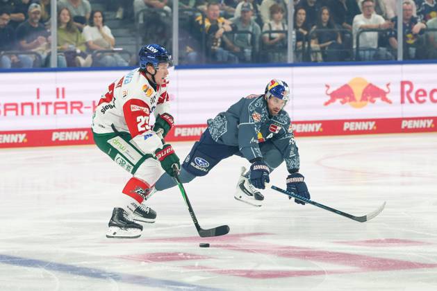 One-on-one, action, featuring Kyle Mayhew (27, Augsburg Panthers) and Maximilian Kastner (93, EHC Red Bull Munich), EHC Red Bull Munich vs. Augsburg Panthers, Matchday 6, Ice Hockey, Penny DEL, Oct. 3, 2026, Munich, Bavaria, Germany Copyright: xkolbert-press ChristianxKolbertx