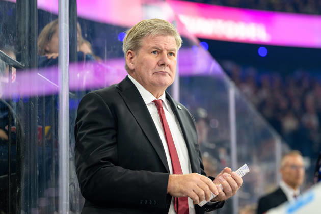 Hockey, DEL, 20261004, EHC Red Bull Munich vs. Augsburg Panthers. Pictured: Augsburg Panthers coach Bill Peters at SAP Garden in Munich, Bavaria, Germany Copyright: Passion2Press MarkusxFischerx