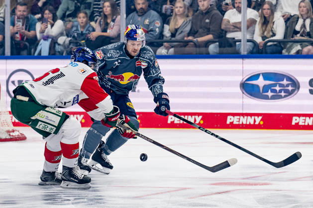 Battle for the Puck: Face-off between Alexander Blank of the Augsburger Panther, 26, and Ville Pokka of EHC Red Bull Munich, 22 (GER), EHC Red Bull Munich vs. Augsburger Panther, DEL, 2026–2027 season, Matchday 6, October 4, 2026 Photo: HMB Media, Heike Feiner Copyright: HMBxMedia HeikexFeiner