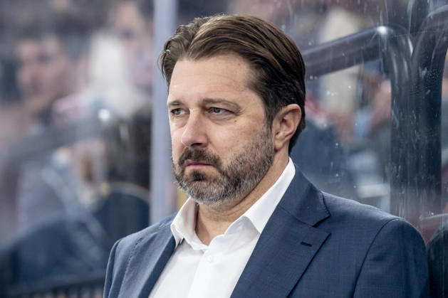 Oliver David, head coach of EHC Red Bull Munich, is back behind the bench after missing last week due to illness. Portrait: GER, EHC Red Bull Munich vs. Augsburger Panther, DEL, 2026–2027 season, Matchday 6, October 4, 2026. Photo: HMB Media, Heike Feiner Copyright: HMBxMedia HeikexFeiner