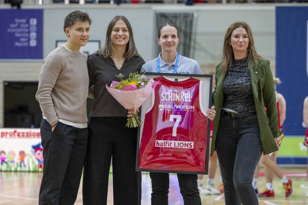 Toyota DBBL 2026–2027 HalFit Lions vs. TK Hannover Halle Saale, Germany, October 4, 2026. Pictured from left: Janina Schinkel, Laura Schinkel as the HalFit Lions bid farewell, Franziska Seifert (MBC) and Ulrike Woelfel (MBC Halle Saale) at the swh Arena in Saxony-Anhalt, Germany