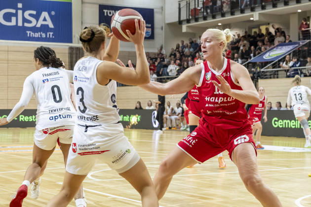 Toyota DBBL 2026–2027: HalFit Lions vs. TK Hannover, Halle Saale, Germany, October 4, 2026. Pictured, from left: Lovisa Hjern (Hannover) and Marta Miscenko (Halle Saale), swh Arena, Saxony-Anhalt, Germany