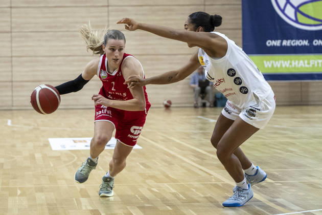 Toyota DBBL 2026–2027: HalFit Lions vs. TK Hannover Halle Saale, Germany, October 4, 2026. Pictured, from left, in a one-on-one battle: Lee Volker (Halle) and Lia Kentzler (Hannover Halle Saale) at the swh Arena in Saxony-Anhalt, Germany