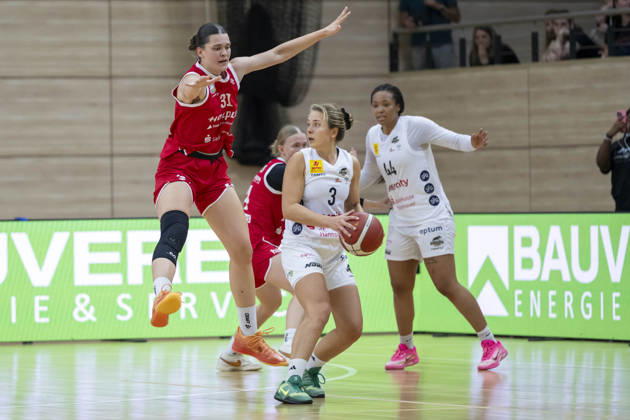 Toyota DBBL 2026–2027: HalFit Lions vs. TK Hannover, Halle an der Saale, Germany, October 4, 2026. Pictured from left to right in a matchup: Paula Wenemoser (Halle), Lovisa Hjern (Hannover), and Alyssa Brown (Hannover). Halle an der Saale, swh Arena, Saxony-Anhalt, Germany