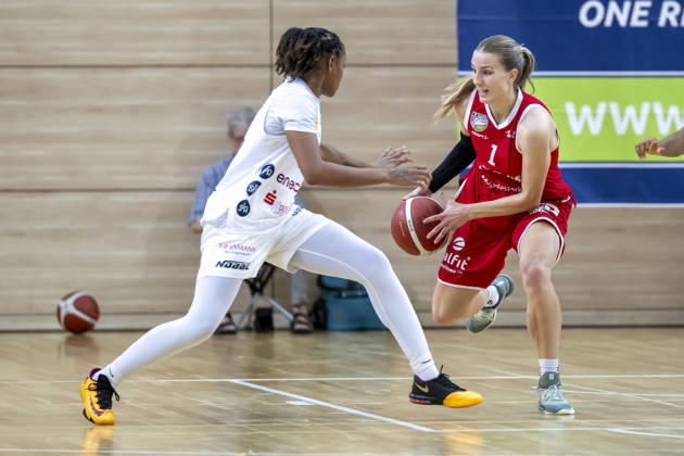 Toyota DBBL 2026–2027 HalFit Lions vs. TK Hannover, Halle-Saale, Germany, October 4, 2026. Pictured from left: Prencis Harden (Hannover) and Lee Volker (Halle-Saale), swh Arena, Saxony-Anhalt, Germany