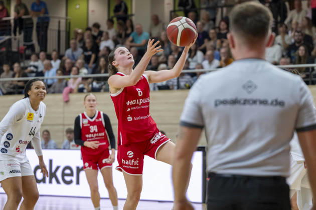 Toyota DBBL 2026–2027 HalFit Lions vs. TK Hannover Halle Saale, Germany, October 4, 2026. Pictured: Nicole Brochlitz of Halle with the ball, Halle Saale swh Arena, Saxony-Anhalt, Germany