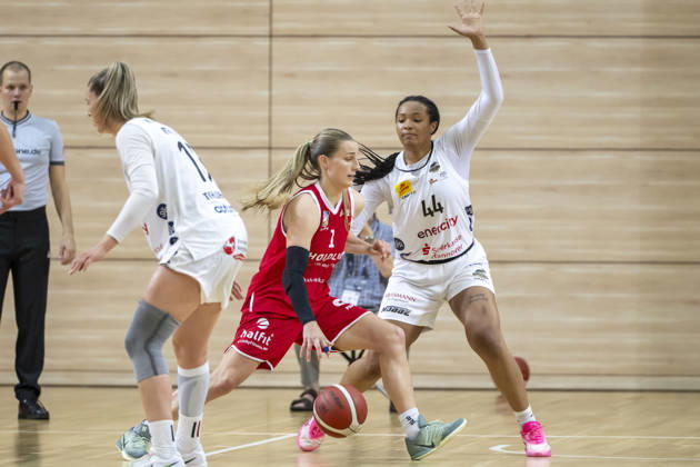 Toyota DBBL 2026–2027 HalFit Lions vs. TK Hannover Halle Saale, Germany, October 4, 2026. Pictured, from left: Rowena Jongeling (Hannover), Lee Volker (Halle), and Alyssa Brown (Hannover Halle Saale) at the swh Arena in Saxony-Anhalt, Germany