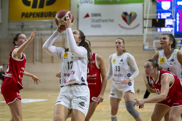 Toyota DBBL 2026–2027 HalFit Lions vs. TK Hannover, Halle Saale, Germany, October 4, 2026. Pictured: Rowena Jongeling of Hannover with the ball, Halle Saale, swh Arena, Saxony-Anhalt, Germany