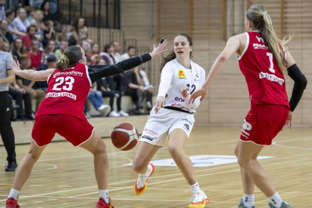 Toyota DBBL 2026–2027: HalFit Lions vs. TK Hannover, Halle an der Saale, Germany, October 4, 2026. Pictured, from left: Jordan King (Halle), Rowena Jongeling (Hannover), and Lee Volker (Halle), Halle an der Saale, swh Arena, Saxony-Anhalt, Germany