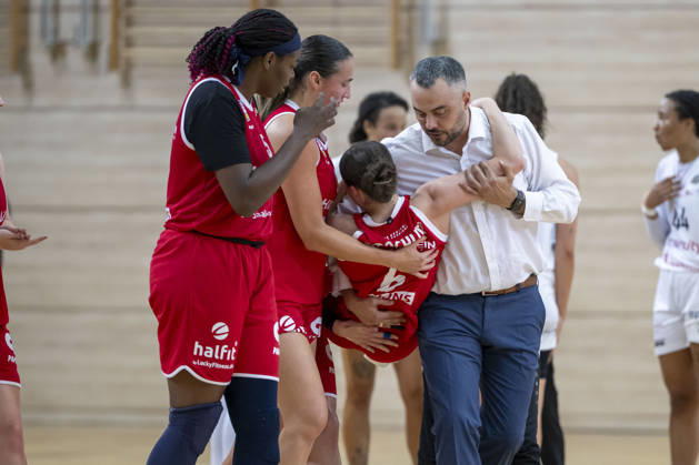 Toyota DBBL 2026 2027 HalFit Lions vs. TK Hannover Halle Saale, Germany October 4, 2026 Pictured: Nicole Brochlitz is carried off the court. Injured, injury, pain, Halle Saale swh Arena, Saxony-Anhalt, Germany