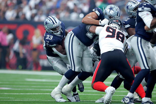 October 4, 2026, Houston, Texas, U.S: Dallas Cowboys running back Javonte Williams (33) stumbles while carrying the ball during the second quarter of the NFL, American Football Herren, USA regular season game between the Houston Texans and the Dallas Cowboys at Reliant Stadium in Houston, TX on October 4, 2026. NFL 2026 - Dallas Cowboys Vs Houston Texans  - ZUMAw137 20261004_aap_w137_021 Copyright: xErikxWilliamsx