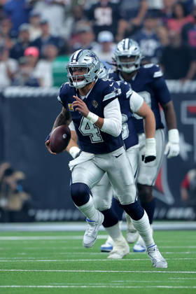 October 4, 2026, Houston, Texas, U.S: Dallas Cowboys quarterback Dak Prescott (4) carries the ball upfield on a quarterback scramble during the first quarter of the NFL, American Football Herren, USA regular season game between the Houston Texans and the Dallas Cowboys at Reliant Stadium in Houston, TX on October 4, 2026. Houston U.S - ZUMAw137 20261004_aap_w137_017 Copyright: xErikxWilliamsx