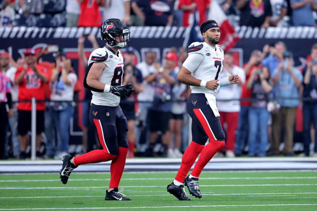 October 4, 2026, Houston, Texas, U.S: Houston Texans tight end Dalton Schultz (86) and quarterback C.J. Stroud (7) enter the field during pregame introductions prior to the NFL, American Football Herren, USA regular season game between the Houston Texans and the Dallas Cowboys at Reliant Stadium in Houston, TX on October 4, 2026. NFL 2026 - Dallas Cowboys Vs Houston Texans  - ZUMAw137 20261004_aap_w137_029 Copyright: xErikxWilliamsx