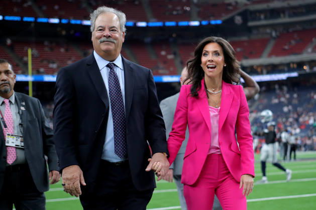 October 4, 2026, Houston, Texas, U.S: Houston Texans owner Cal McNair (left) and his wife, Hannah, prior to the NFL, American Football Herren, USA regular season game between the Houston Texans and the Dallas Cowboys at Reliant Stadium in Houston, TX on October 4, 2026. NFL 2026 - Dallas Cowboys Vs Houston Texans  - ZUMAw137 20261004_aap_w137_030 Copyright: xErikxWilliamsx