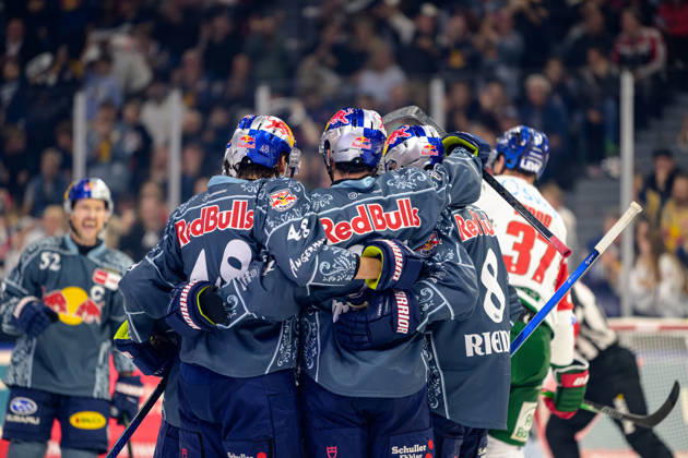 Hockey, DEL, 20261004, EHC Red Bull Munich vs. Augsburg Panthers. Pictured: Goal 1-0, goal celebration at SAP Garden in Munich, Bavaria, Germany Copyright: Passion2Press MarkusxFischerx