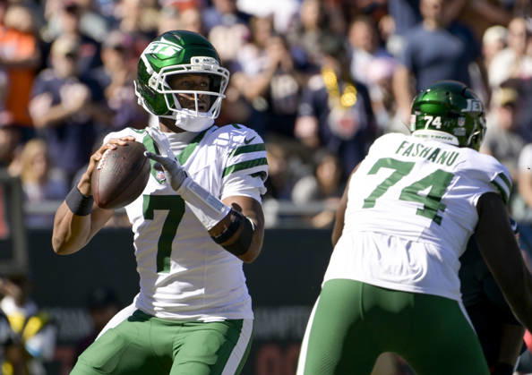 New York Jets quarterback Geno Smith (7) looks for an open receiver against the Chicago Bears at Soldier Field in Chicago on Sunday, October 4, 2026.  CHI20261004101 MARKxBLACK