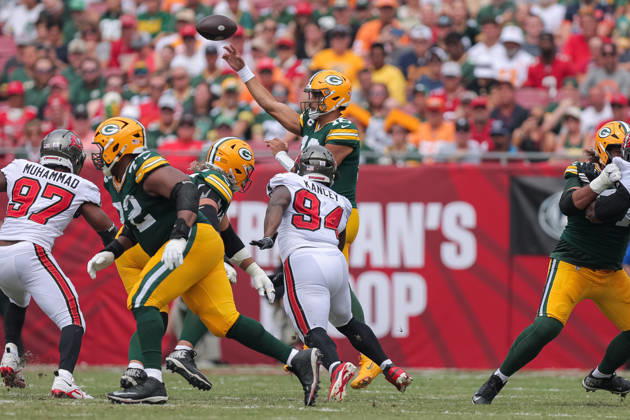 Oct 4, 2026; Tampa, FL, USA; Green Bay Packers quarterback Jordan Love (10) throws a pass during the NFL, American Football Herren, USA game between the Green Bay Packers and Tampa Bay Buccaneers at Raymond James Stadium. Mandatory Credit: Taylor McFee-Cal Media NFL 2026: Packers Vs Buccaneers OCT 04 - ZUMAc04_ 20261004_zma_c04_037 Copyright: xTaylorxMcfeex