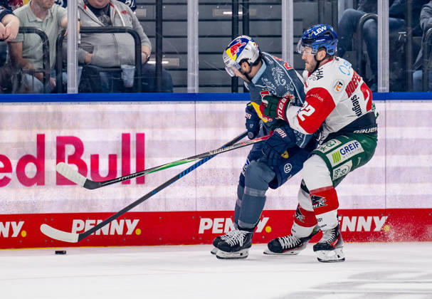 Battle for the Puck: A duel between Taro Hirose of EHC Red Bull Munich, 17, and Noel Hoefenmayer of the Augsburger Panther, 22 (GER), EHC Red Bull Munich vs. Augsburger Panther, DEL, 2026–2027 season, Matchday 6, October 4, 2026. Photo: HMB Media, Heike Feiner Copyright: HMBxMedia HeikexFeiner
